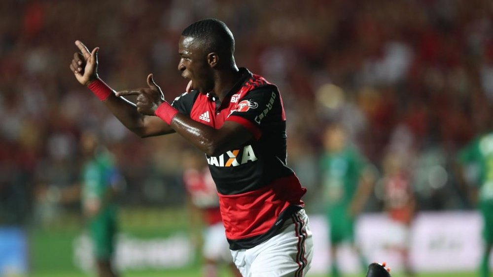 Vinícius Júnior celebra conquista: 'primeira de muitas pelo Flamengo'
