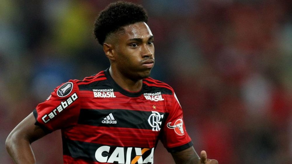 Vitinho pode ser descolocado para atuar mais por dentro