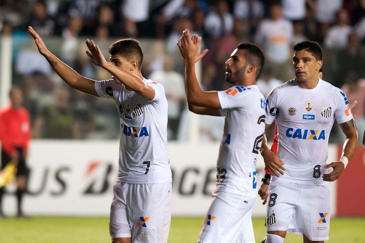 Santos tem substituto para Vitor Bueno no ataque, mas não para o meio