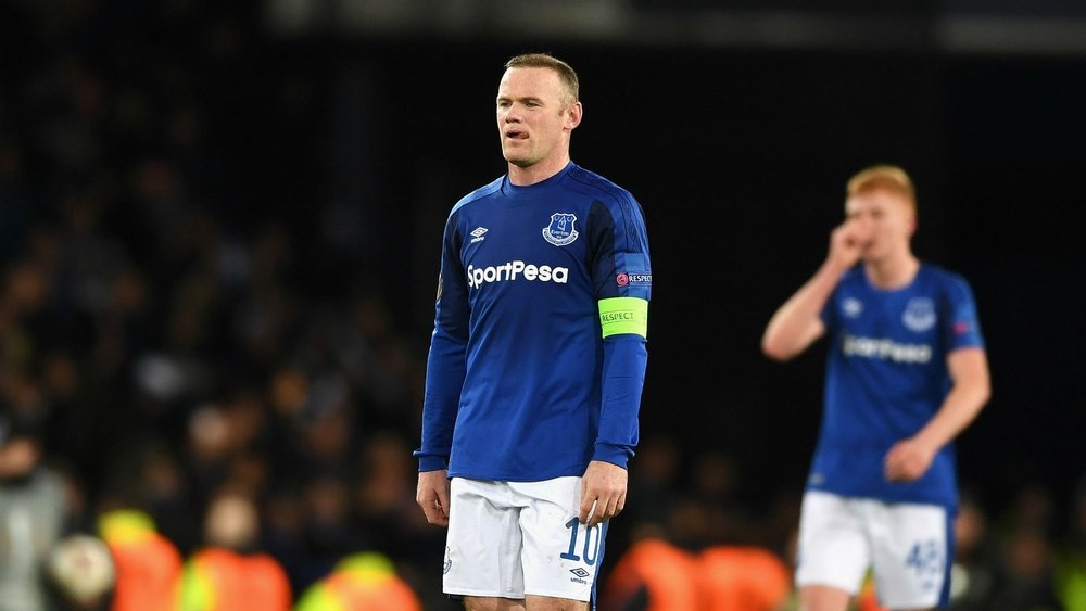 Rooney stands by Unsworth after Everton humiliation