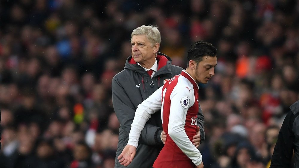 Wenger unbothered by Ozil transfer speculation