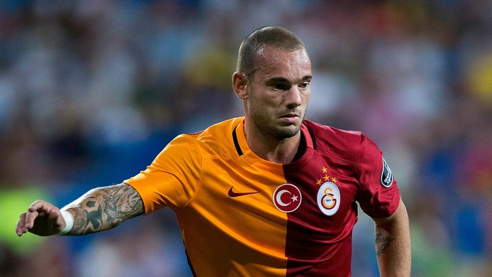 Wesley Sneijder has completed his move to Nice. GOAL