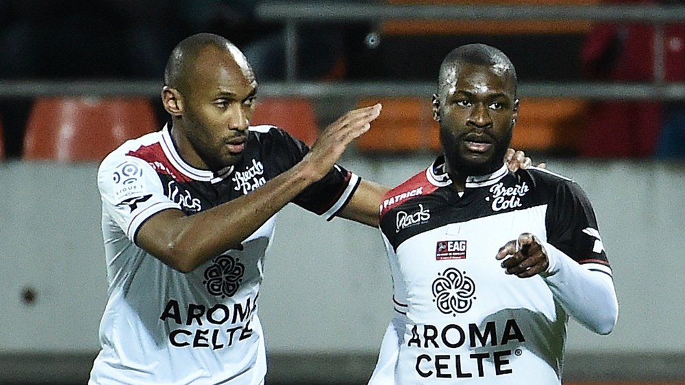 Yannis Salibur will be staying put at Guingamp. Goal