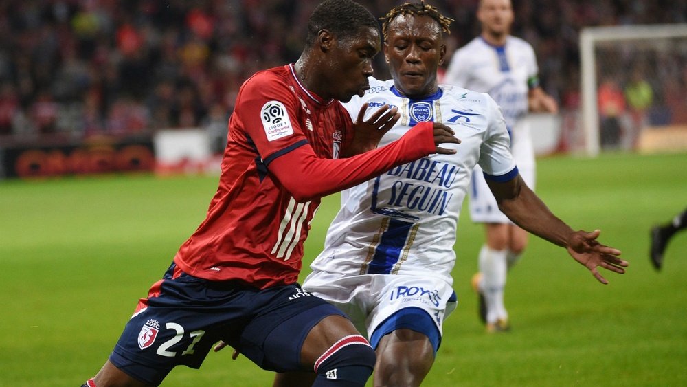 Yves Bissouma et Charles Traore lors du match entre Lille et Troyes en Ligue 1. GOAL