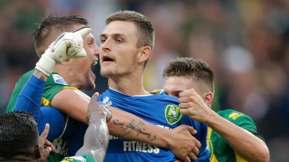 Goalkeeper Martin Hansen, celebrathing his goal with the team. Twitter