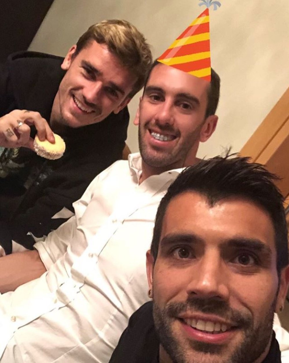 Godín celebró su 32 cumpleaños con su familia y varios compañeros. Instagram
