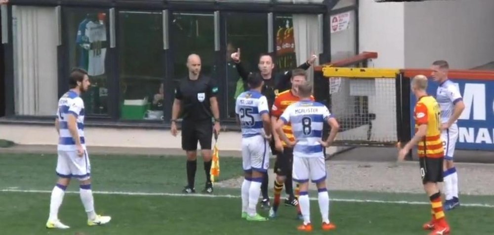 Los jugadores del Patrick Thistle protestaron al linier. Twitter/PatrickThistle