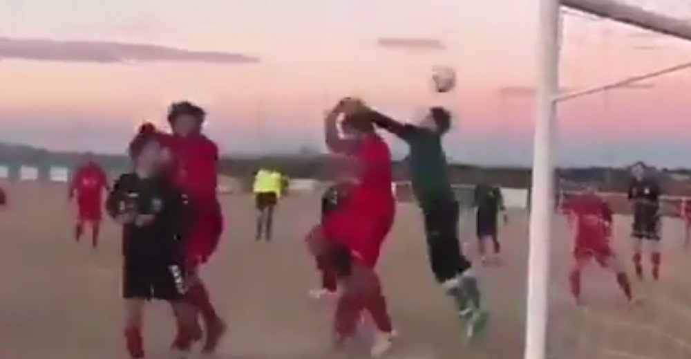 Gol con la mano en un partido entre el Usanos y el Castilla La Mancha de segunda autonómica. Twitter