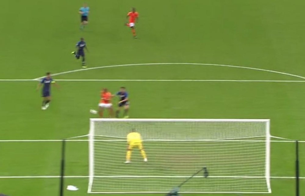 Babel bundled home Depay's low cross. Screenshot/Telecinco