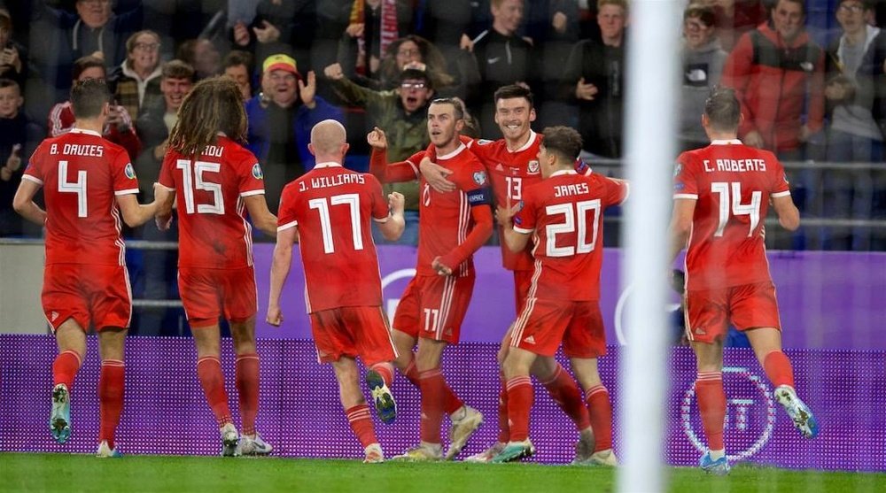 Gareth Bale garante o empate para sua Seleção, que saiu atrás no placar. Twitter/Cymru