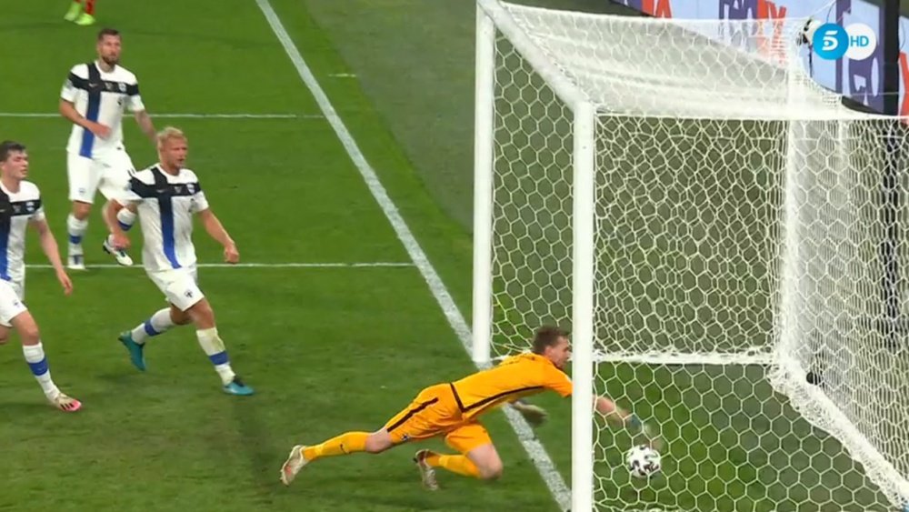 Hradecky mutó en villano tras un testarazo de Vermaelen
