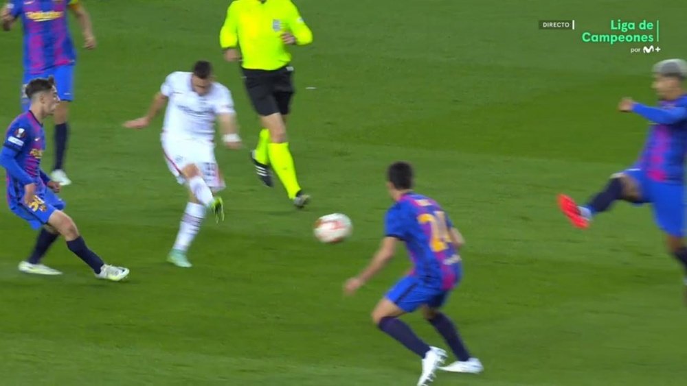 Santos Borré y met la manière au Camp Nou. Captura/MovistarLigadeCampeones  Add video