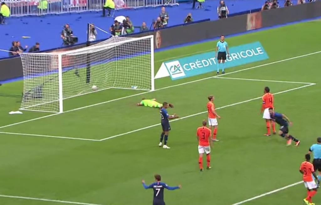 Giroud volleyed home in style to seal the win. Screenshot/Telecinco