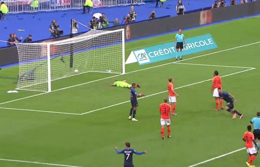 Giroud volleyed home in style to seal the win. Screenshot/Telecinco