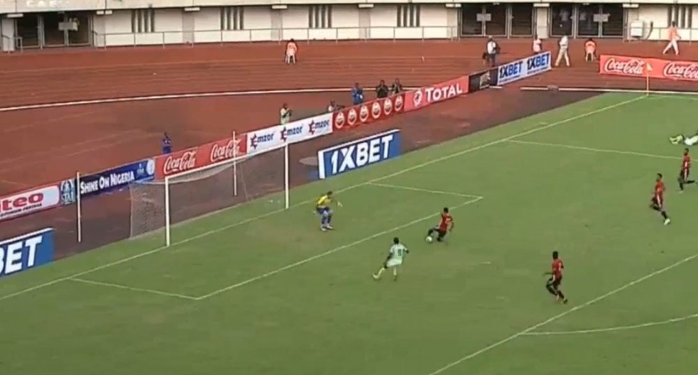 El defensa le regaló el gol a Ighalo. Captura/Youtube