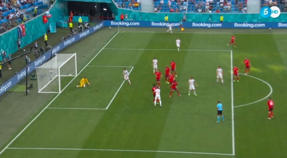 Zakaria turned Jordi Alba's shot into his own net. Screenshot/Telecinco