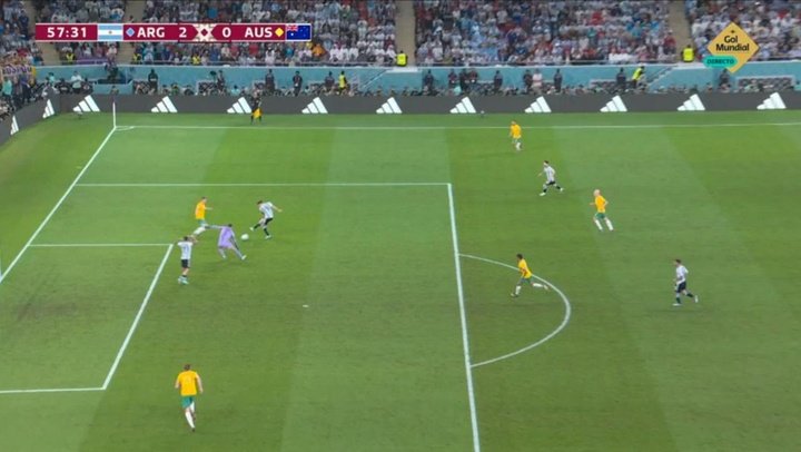 Goleiro australiano tenta driblar dois e acaba fazendo a lambança da Copa. Captura/GolMundial