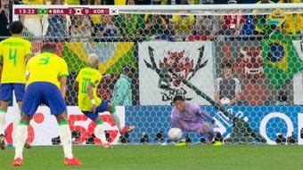 Vinicius gets Brazil's first. Screenshot/GolMundial