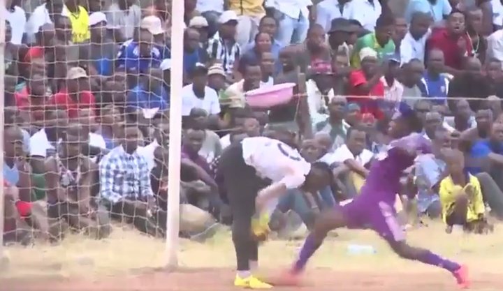 El gol de pillo en Tanzania que está dando la vuelta al mundo