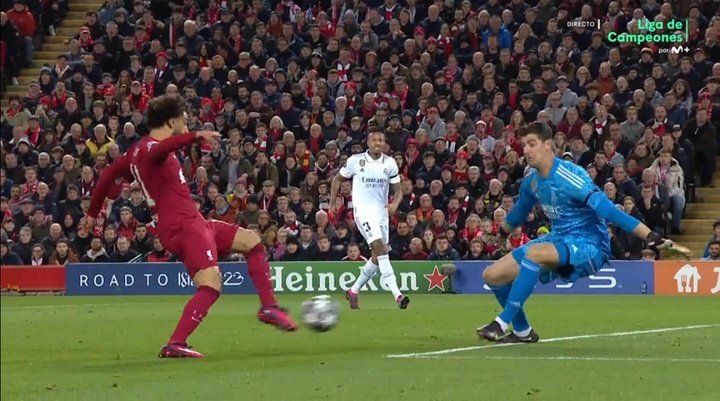 Clamoroso: Courtois regala il pallone a Salah e i 'Reds' vanno sul 2-0 in 14'