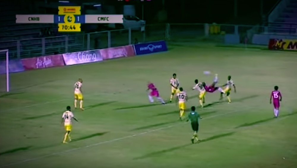 Buen gol en la Segunda División de Tailandia. Youtube