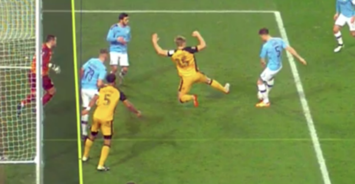 Harwood-Bellis casi se queda sin su gol... ¡pero el VAR le salvó!