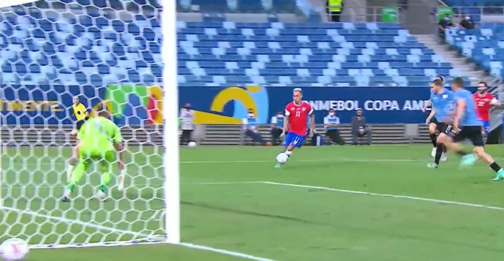 Vargas adelantó a Chile ante Uruguay. Twitter/CopaAmerica