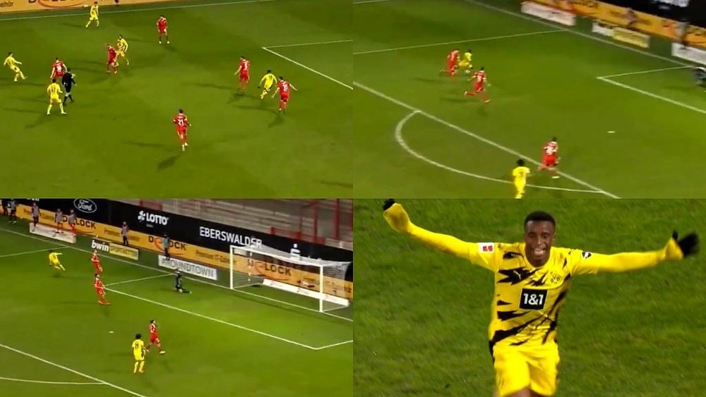Moukoko breaks the record with left footed shot. Screenshot/MovistarLigadeCampeones
