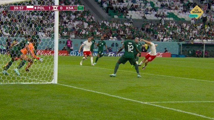 Assistência de Lewandowski no primeiro gol da Polônia no Catar