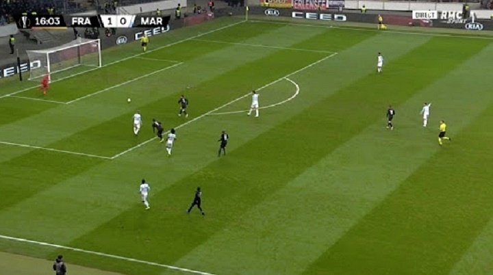 Luiz Gustavo y el gol más absurdo del año