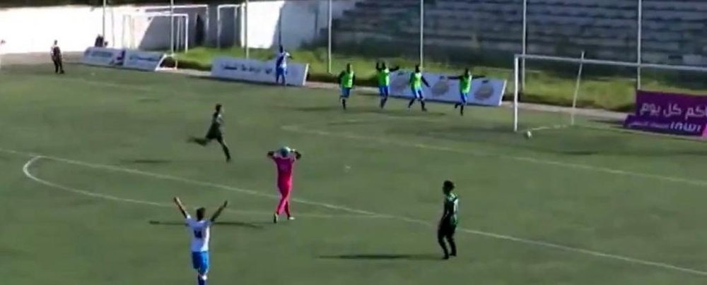Sorprendente gol en propia puerta en la Segunda División de Marruecos. Captura/TwitterMaghribFoot