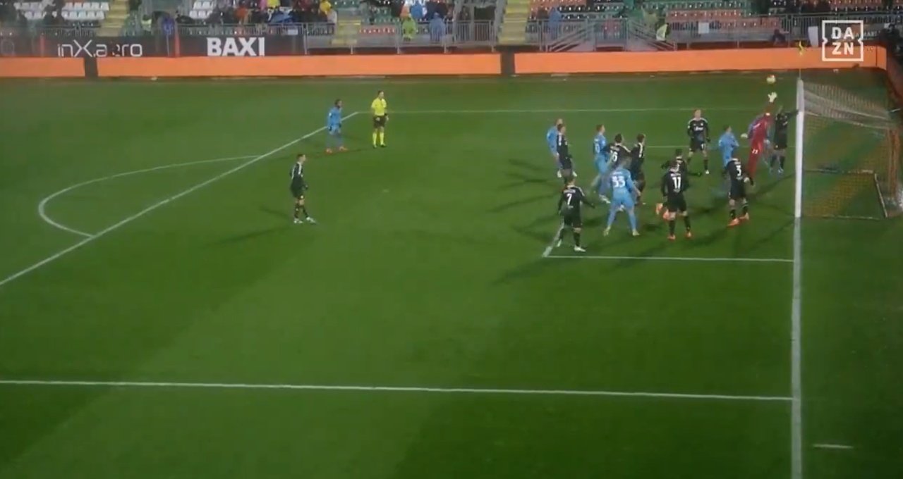 El Como de Fàbregas encajó un gol olímpico. Captura/DAZN