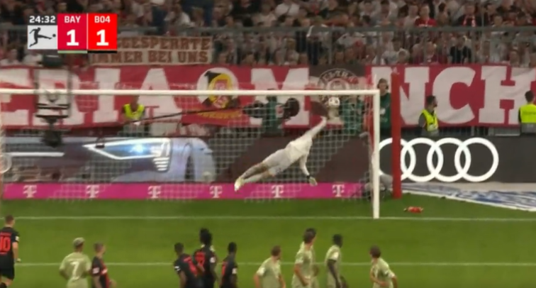Grimaldo hizo bajar el balón por arte de magia para empatar de falta