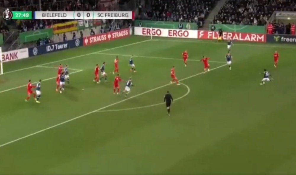 Golazo y sorprendente 2-0 al descanso del Arminia al Friburgo. Captura/SkySport2