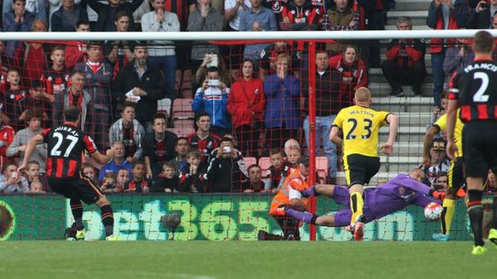Gomes, portero del Watford, detuvo un penalti lanzado por Glenn Murray, del Bournemouth. Twitter.