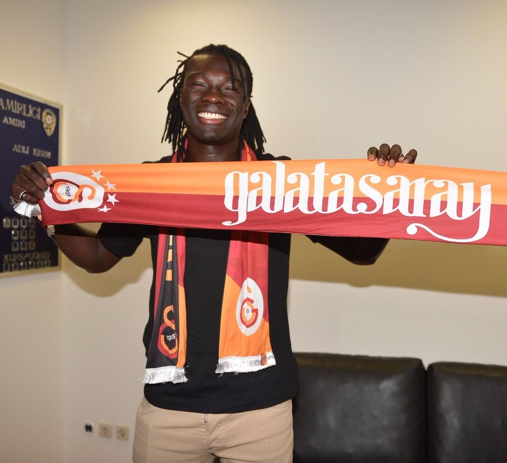 Gomis posa con la bufanda del Galatasaray. GalatasaraySK