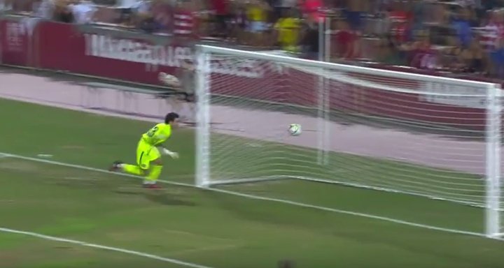 Gonen, portero del Málaga, protagonizó el gol tonto de la jornada