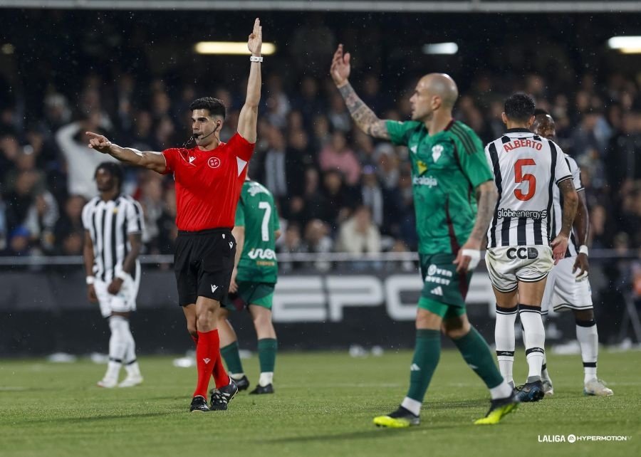 El VAR desespera al Castellón y a su presidente: 