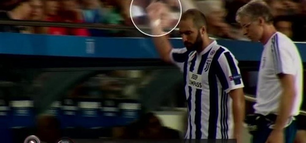 Juventus striker Higuain appeared to swear at Barcelona fans at the Camp Nou. Twitter