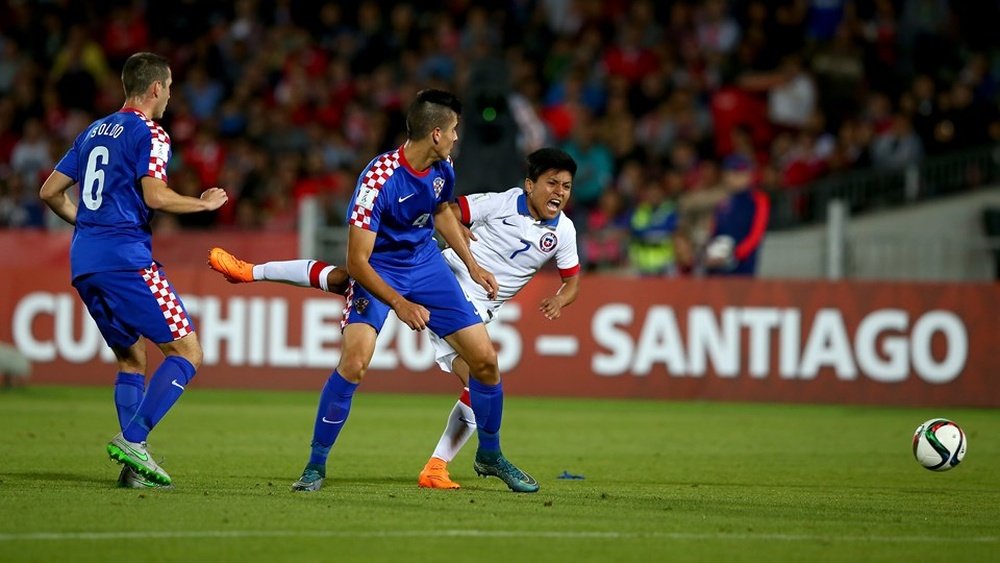 Gonzalo Jara (d) y Martin Erlic pelean por un balón en el Chile-Croacia del Mundial Sub 17. FIFA
