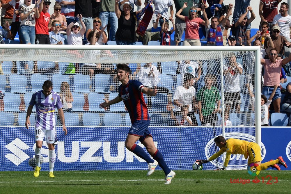 Gonzalo Melero celebra su tanto con el Huesca ante el Real Valladolid. LaLiga