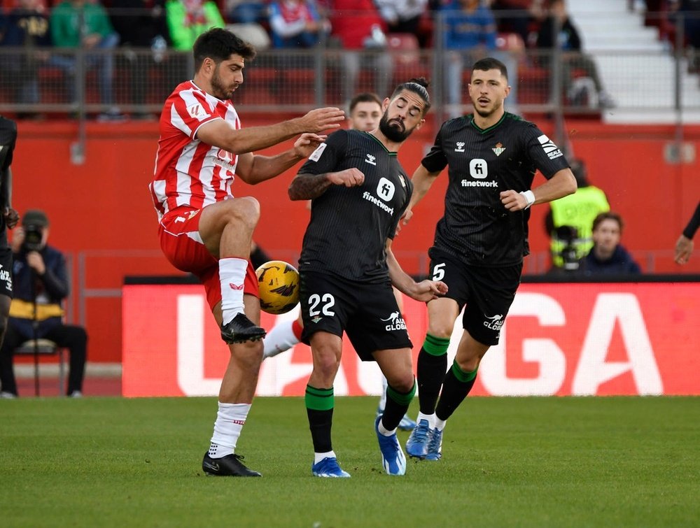 Gonzalo Melero e Isco Alarcón disputando un balón en el Almería-Real Betis. EFE