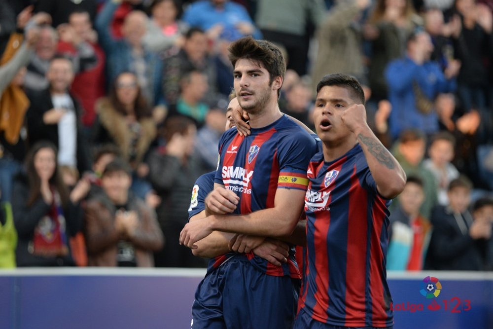 Melero y Cucho Hernández celebran uno de los tantos anotados por el Huesca ante el Tenerife. LaLiga