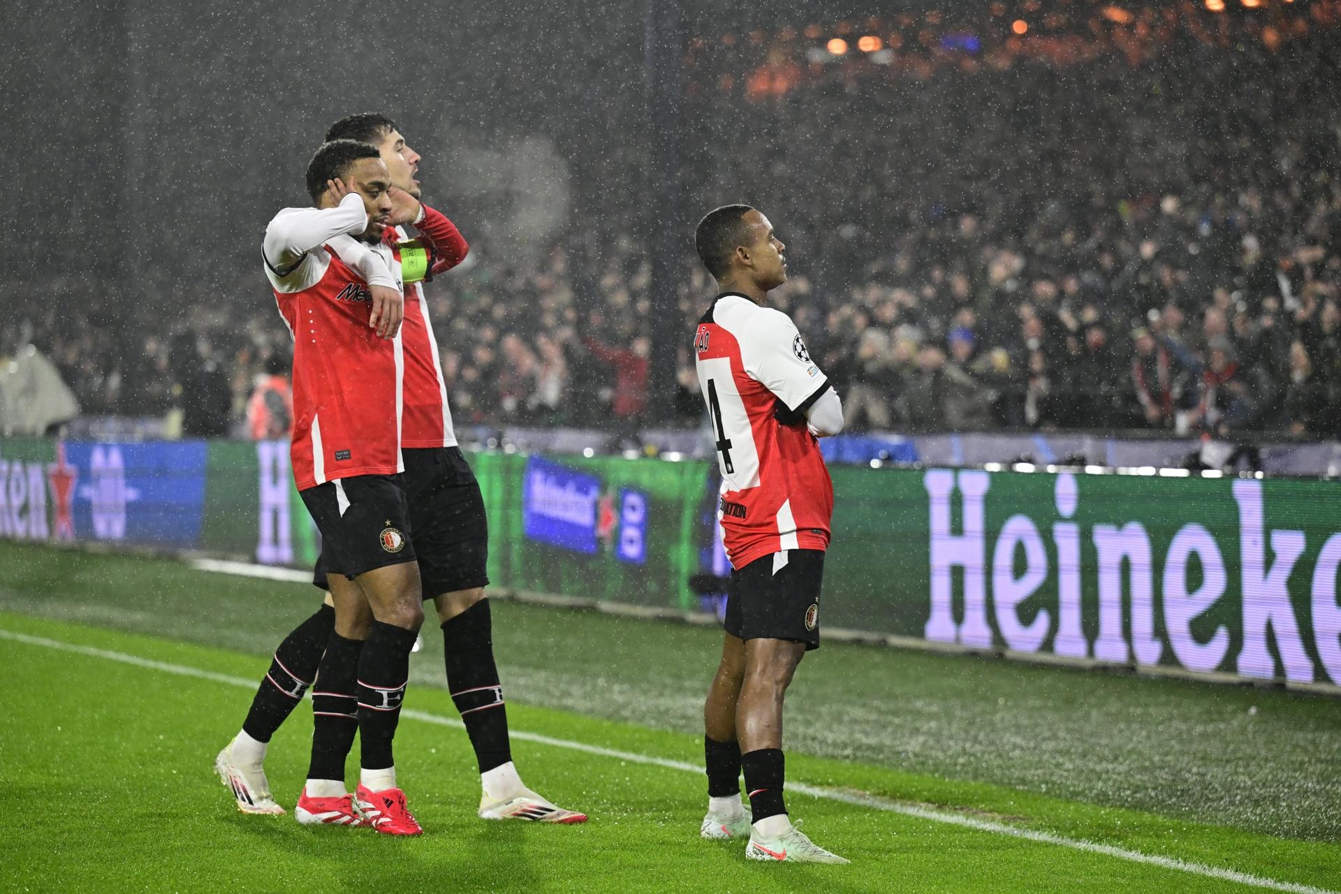 Al Milan le pasa de todo en Róterdam