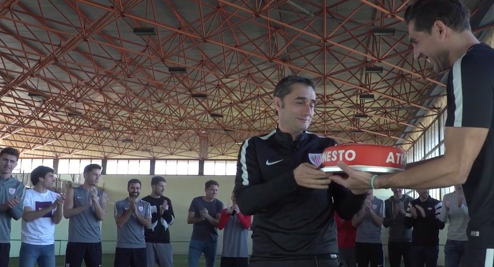Gorka fue el encargado de darle la tarta de felicitación a Valverde. AthleticClubTV