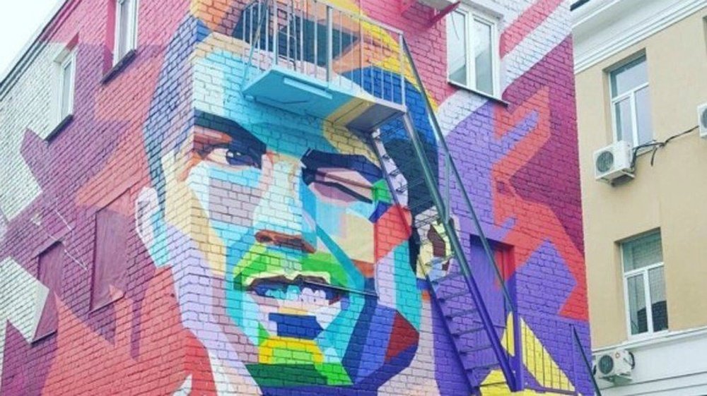 La cara de Cristiano protagoniza una de las fachadas de un edificio de Kazan. Twitter