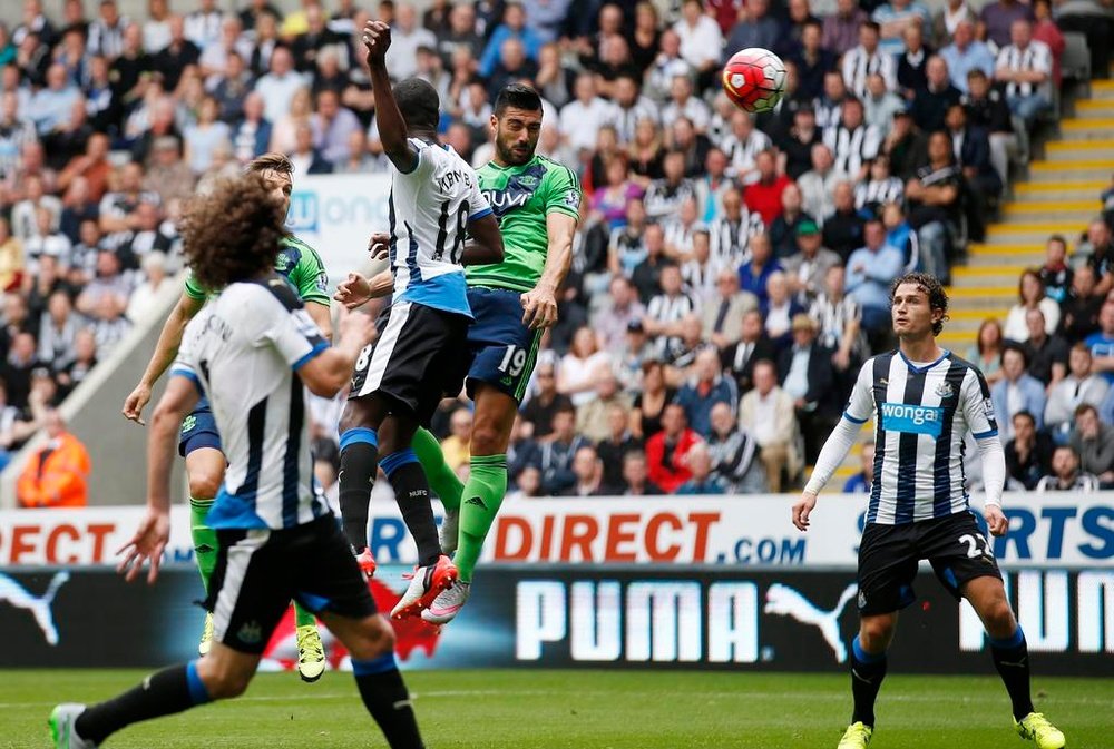 Graziano Pellè remata de cabeza para anotar el primer gol del Southampton ante el Newcastle. Twitter