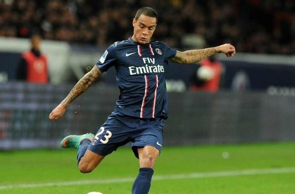 Gregory Van der Wiel centra un balón en un encuentro del PSG en la Ligue 1. PSG