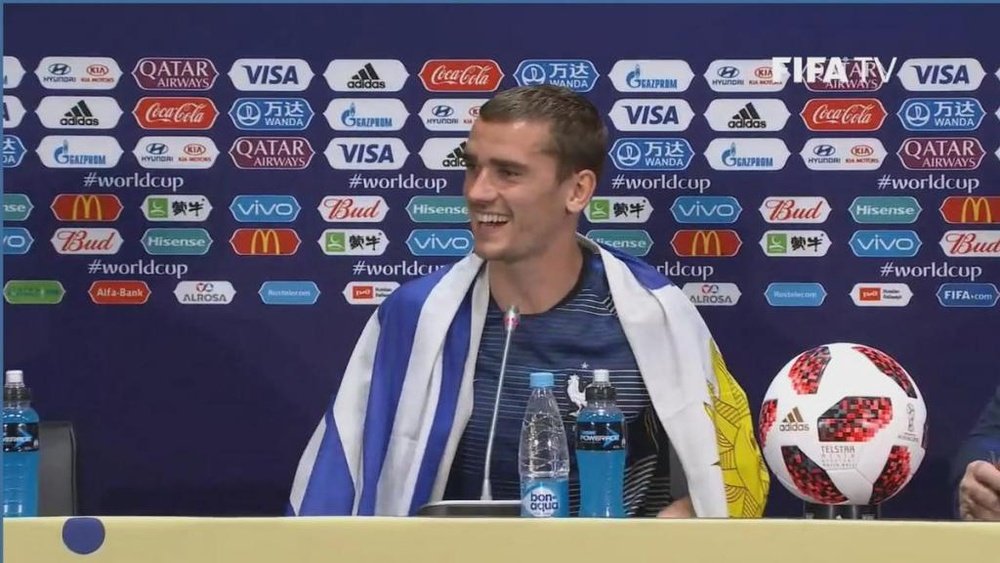 Griezmann, con la camiseta de Uruguay en rueda de prensa. Captura/FIFATV