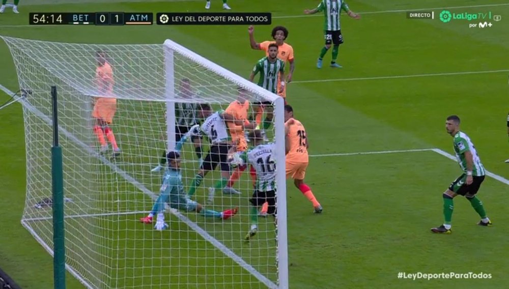 Griezmann a ouvert le score de manière surprenante face au Betis. Capture/Movistar